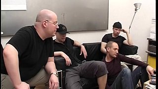 Blonde Drecksau mit feuchter Pussy bumst mit 3 Freunden