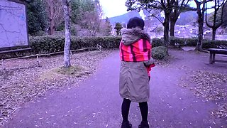 Dazzling Japanese babe flashes her sexy body in the outdoors