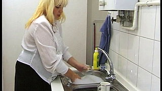 Guess what Enzo's pregnant wife is doing with the banana ? 80's retro