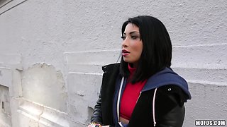 Rina Ellis gets paid to suck cock in public for cash - Hot Tourist Suck Cock For Cash 1