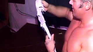 Partouze avec un stripper dans une boite de nuit
