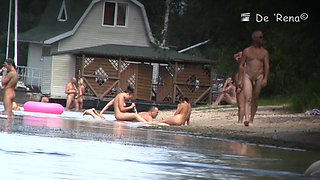 Thrilling beach voyeur scenes of sexy naked people
