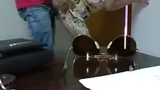 Ofiste Kapi Arkasindan Gizlice