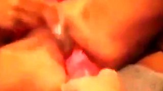 Svensk blondin spelar med dildo