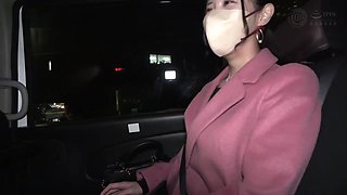 MAAN-977　【NTR趣味旦那の前で妻をハメる】マゾなスレンダー美女を旦那の前でハメまくり！激しめイラマで喉奥刺激！さらに手マン膣奥も刺激して大量潮吹きw変態コス装着で興奮MAX！