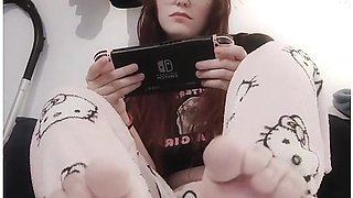 Jerk Off At My Feet While I Ignore You - Deutsche Amateure And Gamer Girl