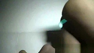 Le gode qui brille dans la nuit et dans son cul So Dildo