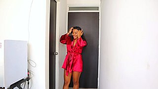 Mi roommate surprises me in the shower and eats my cock