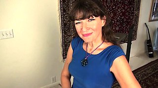 American milf Natasha Belinsky fingers her ass