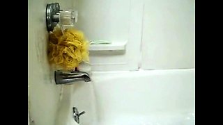 Mother Alyssa masturbates in bath