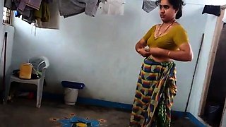 Aunty change saree