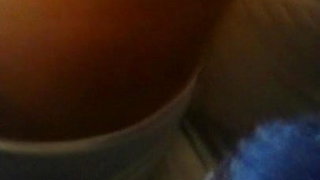 Debaixo da saia da coroa no bus