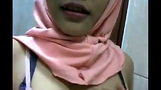 Enaknya remas susu di toilet