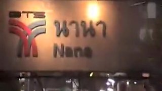 Au soleil derrière les volets il baise une nana thai en string