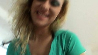 Face and pussylips slapping for nasty lapdance