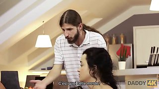 Une excitante mignonne permet a step-dad to bang her tight pussy while he's away