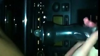 Elle se fait du bien dans la voiture avec son jouet