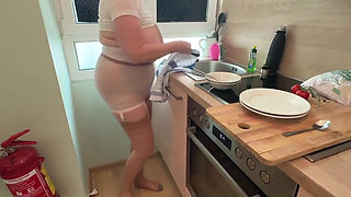 Aunty Sandra on Domestic Duties Vgq42