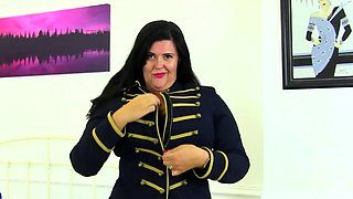 British curvy housewife playing with herself