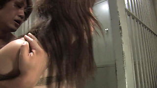 Horny dude bangs retsrained beauty in a prison cell