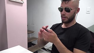 Se Fol A La Hermana De Su Mejor Amigo Jugando Un Juego Y Tomando Ginebra