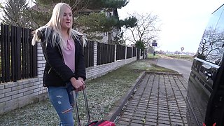 Blonde Daisy flaunts her naturals in HD