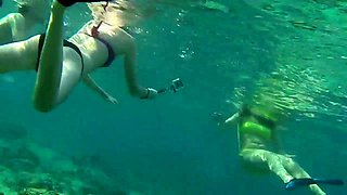 Beach voyeur films sexy babes in short bikinis under water