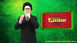 Ninfeta morena sendo enrabada por jardineiro