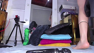 Latina Masturbates with a Big Dildo and Wants to Fuck Her Ass