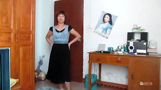 chinese old woman dancing