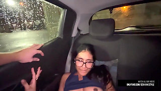 Teenage Couple can't make it to the Bedroom And Fuck In the Car