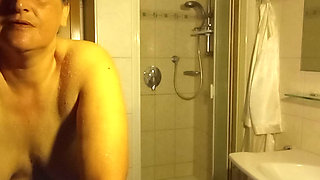 Everyday look out - Eva shows off her natural Rubens figure in the bathroom