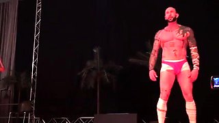 Beautiful stripper invites a muscled guy for a fabulous show