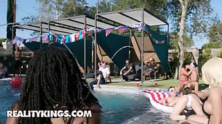 Reality kings - Jojo Kiss & Cali Carter love a threeway while their friend Ember Snow gets screwed by the pool - reality kings